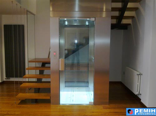 ascensor unifamiliar con estructura de cristal